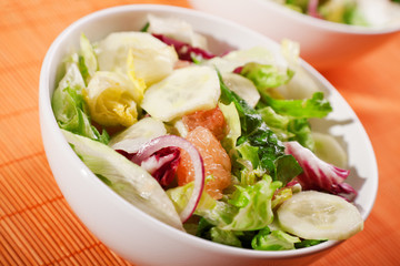 Salad with lettuce, cucumbers and grapefruit