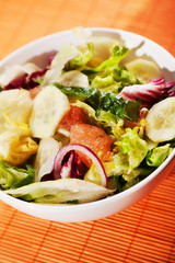 Salad with lettuce, cucumbers and grapefruit