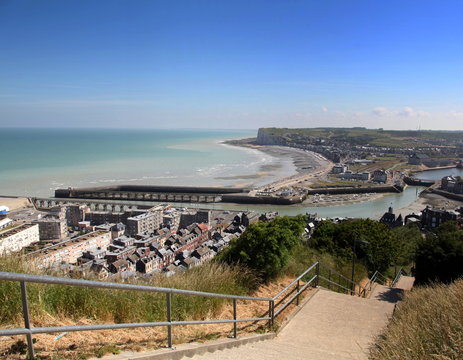 Escalier qui m&egrave;ne de la falaise &agrave; Tr&eacute;port.