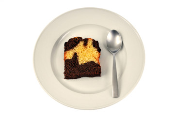Part de gâteau marbré au chocolat dans une assiette