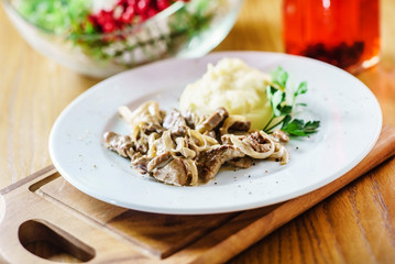 meat with mashed potatoes