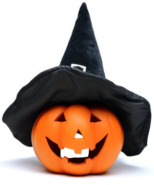 K&uuml;rbis als K&uuml;rbiskopf oder Pumpkin mit Hexenhut zu Halloween