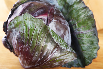 Obraz premium Red cabbage on wooden table, close-up