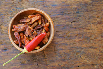 Getrocknete Chilischoten in Holzschale