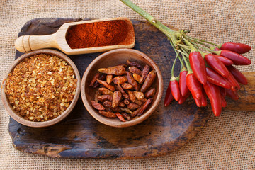 Chili als Schote, getrocknet, zerstoßen und als Pulver