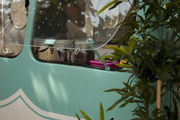 detalle de una bonita food truck en la calle