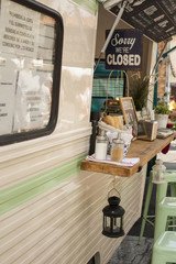 detalle de una bonita food truck en la calle