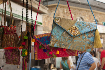 bolsos marroqu&iacute;es en mercadillo trasdicional callejero