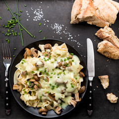 Champignons mit Nudeln und Soße
