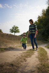 Obraz premium Mother walks with the child.