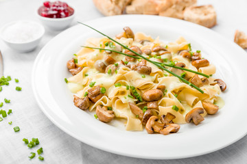 Champignons mit Nudeln und Soße