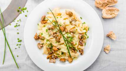 Champignons mit Nudeln und Soße