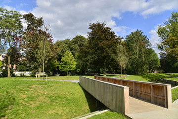 Passerelle en bois toute neuve dans la partie récemment aménagée du parc Roi Baudoin à Bruxelles
