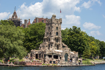 Obraz premium Panoramic View Alster Tower Boldt Castle on Heart Island USA