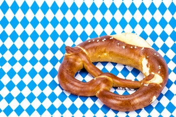 Bier und Brezel auf bayrischen Hintergrund