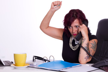 wütende Frau, die im Innenministerium am Telefon mit den Händen schlägt