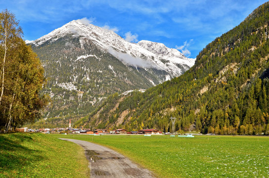 L&auml;ngenfeld im &Ouml;tztal mit Blick auf Gipfel der Oetztaler Alpen, Tirol &Ouml;sterreich Europa