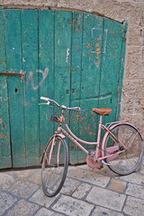 Fototapeta na wymiar Pink Bike in Italy small town
