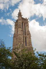 Fototapeta na wymiar Vista en contrapicado de la torre de una Iglesia en París