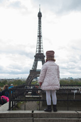 Obraz na płótnie Canvas Niña observando la Torre Eiffel