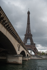 Fototapeta na wymiar Torre Eiffel vista desde el Rio Sena