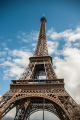 Fototapeta na wymiar Torre Eiffel bajo un cielo azul