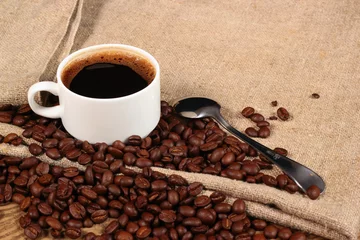 Fototapete Kaffee Bar Kaffeebohnen und Teelöffel gemahlener Kaffee mit einer Tasse Duft
