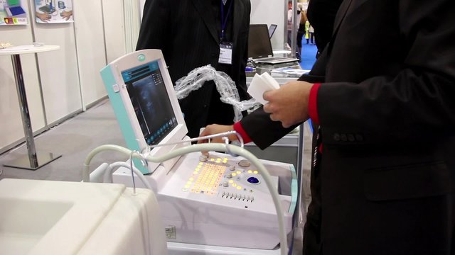 Ultrasonic scanner for medical examination