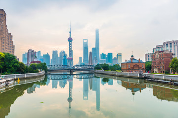 Fototapeta na wymiar Shanghai bund Garden bridge at skyline