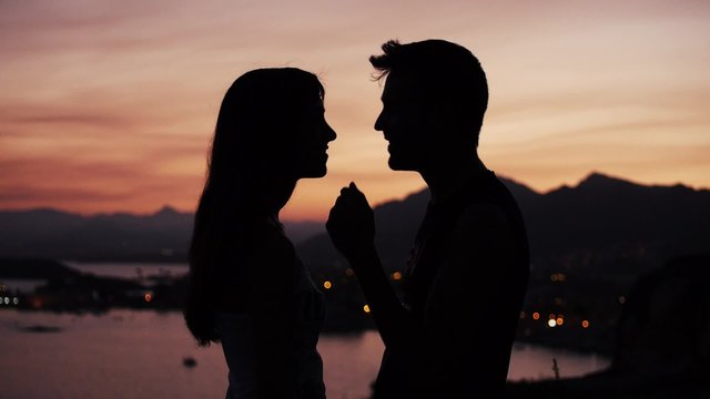 pareja bes&aacute;ndose en puesta de sol paisaje costero puerto de Mazarr&oacute;n Murcia Espa&ntilde;a