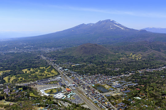 軽井沢周辺／軽井沢駅上空から浅間山を望む