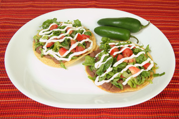Tostadas Mexicanas con chile jalapeño, tomate, ajo y crema.