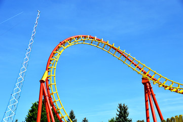 Spiralförmige Schiene einer Achterbahn