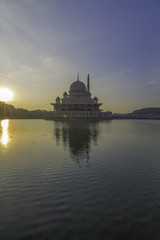 Obraz premium Putrajaya Mosque in morning glow sunrise