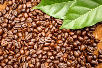 Obraz premium Coffee beans on the wooden background.