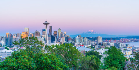 Seattle skyline with Mount Rainier in the background during sunset.