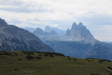 panorama dal monte Specie (Dolomiti). Sullo sfondo le tre cime di Lavaredo.