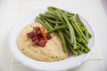 Polenta mit grünen Bohnen und Speck