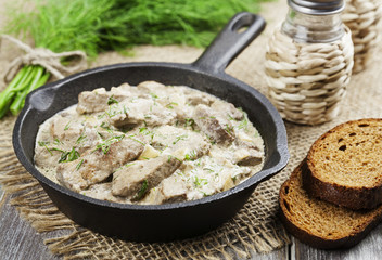 Liver stewed in sour cream