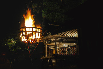 神社境内での深夜の能楽