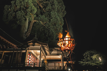 神社境内での深夜の能楽