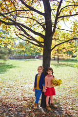 Naklejka premium Friends by tree