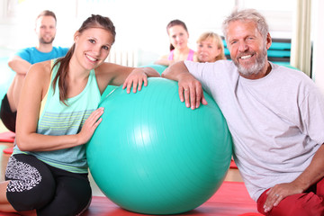 jung und alt im Fitnessclub