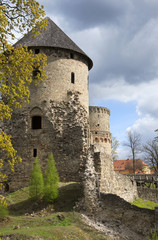Fototapeta na wymiar У башен Венденского замка. Цесис, Латвия