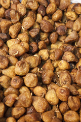 Venta de higos a granel. Puesto de frutos secos en el mercado.