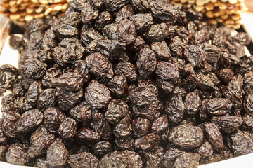 Venta de higos a granel. Puesto de frutos secos en el mercado.