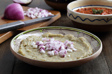 alimentazione vegetariana  crema di melanzane sfondo rustico