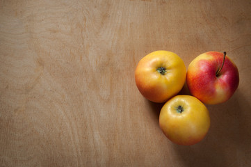 яблоки на столе