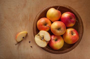 Naklejka na ściany i meble яблоки в деревянной тарелке