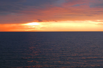 Obraz premium Sunset over the sea, the ocean evening, the skyline is endless, horizon of water, the red sunset.